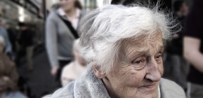 Jaarlijks 322.000 ouderen in ziekenhuis wegens welzijns- en somberheidsproblematiek, maar zonder medische noodzaak