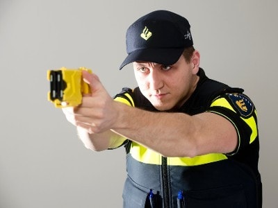 agent-richt-taser-stroomstootwapen