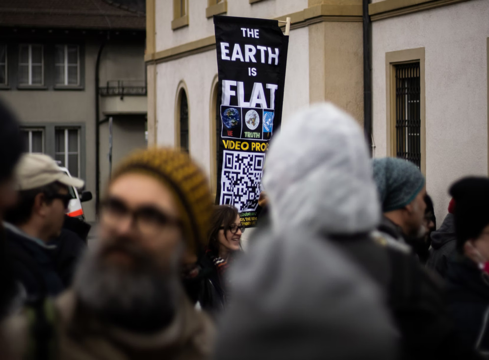 Complottheorie of paranoïde waan? Overeenkomsten en verschillen