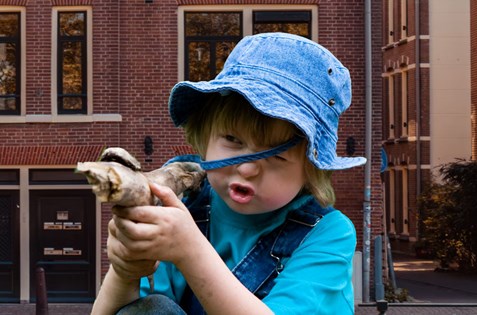 kind met speelgoedgeweer