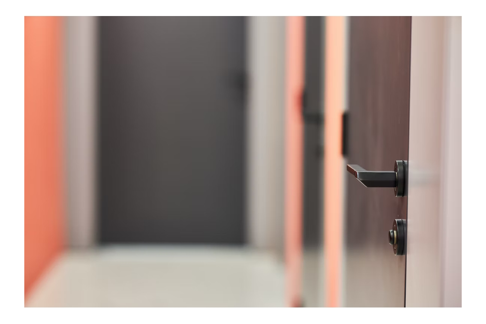 'Een kale kamer met een plastic matras en een metalen toilet’